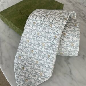 Like new Gucci Men's Jacquard silver Gold Patterned silk Tie